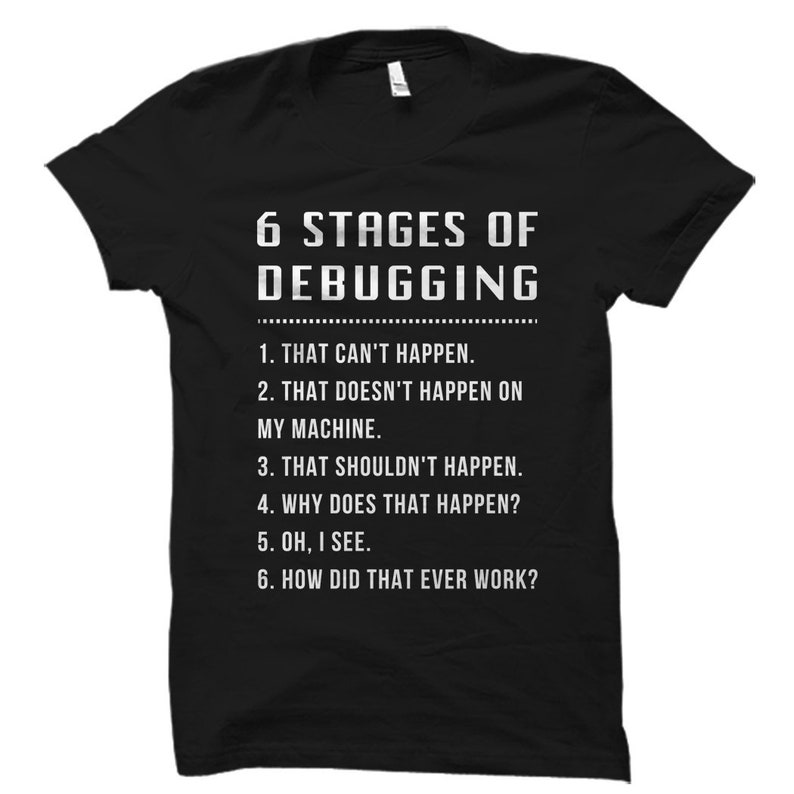 Op de afbeelding: Zwart T-shirt met witte tekst die "6 Stappen van Debugging" luidt en de stappen opsomt: "1. Dat kan niet gebeuren. 2. Dat gebeurt niet op mijn machine. 3. Dat zou niet moeten gebeuren. 4. Waarom gebeurt dat? 5. Oh, ik zie het. 6. Hoe heeft dat ooit gewerkt?"
