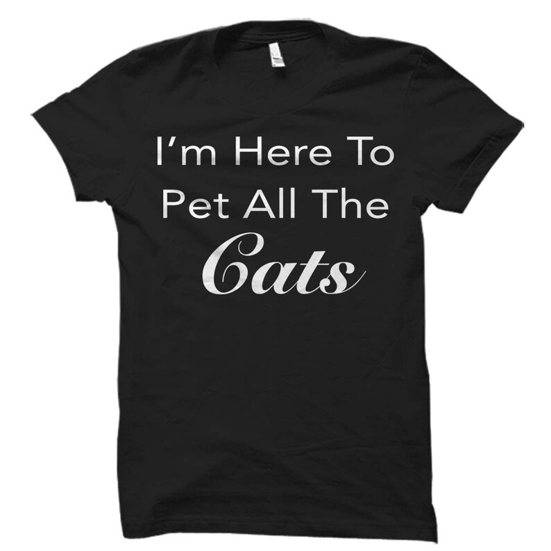 Puede incluir: Camiseta negra con texto blanco que dice "I'm Here To Pet All The Cats".