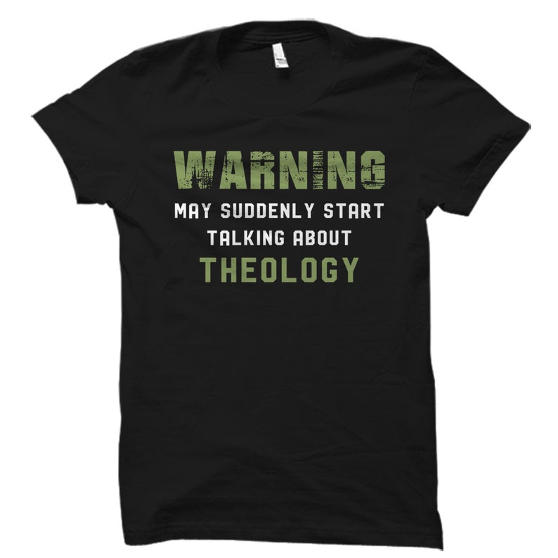 K&ouml;nnte beinhalten: Schwarzes T-Shirt mit dem Text "WARNING MAY SUDDENLY START TALKING ABOUT THEOLOGY" in Gr&uuml;n.