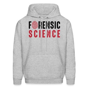 Könnte beinhalten: Ein grauer Kapuzenpullover mit dem Text "FORENSIC SCIENCE" in schwarzen und roten Buchstaben. Eine rote Fingerabdruckgrafik ist im Text enthalten.