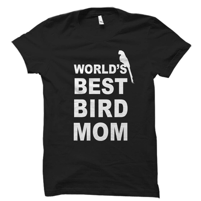 Puede incluir: Camiseta negra con texto blanco que dice "World's Best Bird Mom" y una silueta de un p&aacute;jaro.