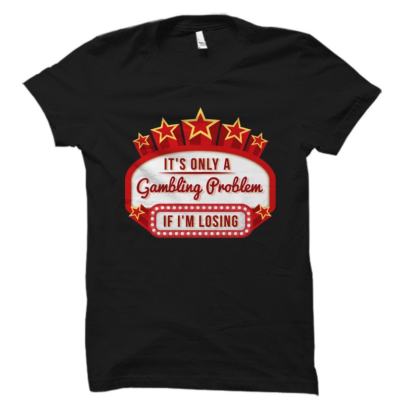 Puede incluir: Camiseta negra con un gr&aacute;fico rojo y blanco de un letrero de marquesina que dice "Solo es un problema de juego si estoy perdiendo."