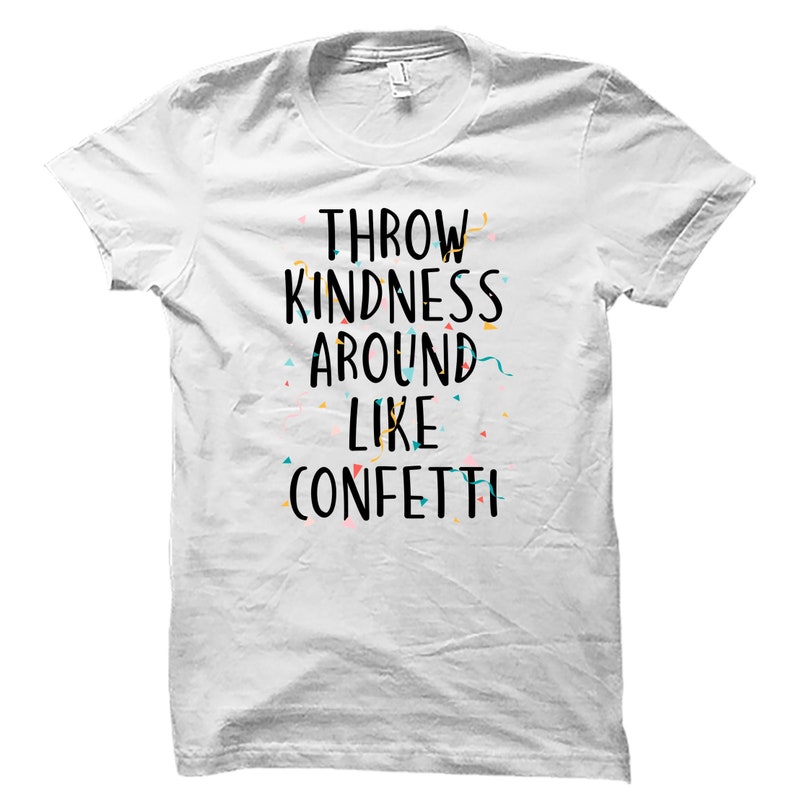 K&ouml;nnte beinhalten: Wei&szlig;es T-Shirt mit schwarzem Text, der "Throw Kindness Around Like Confetti" lautet. Der Text ist von buntem Konfetti umgeben.