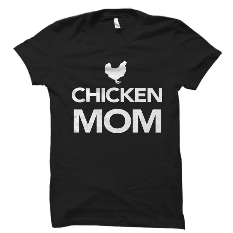 Puede incluir: Camiseta negra con una silueta blanca de un pollo y el texto "Chicken Mom" impreso en la parte delantera.