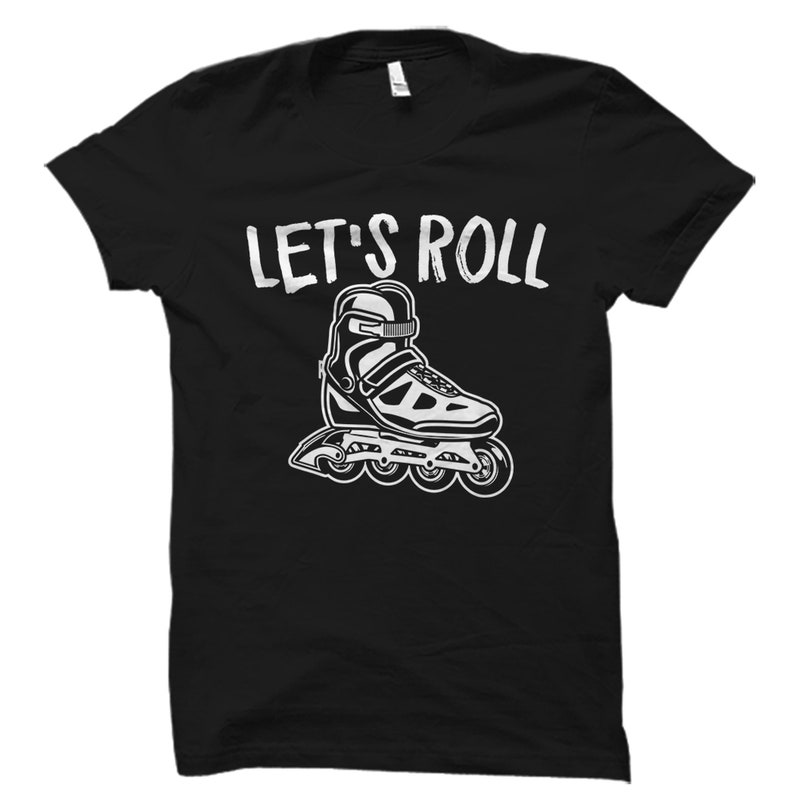 K&ouml;nnte beinhalten: Schwarzes T-Shirt mit einer wei&szlig;en Grafik eines Rollschuhs und dem Text "Let's Roll".