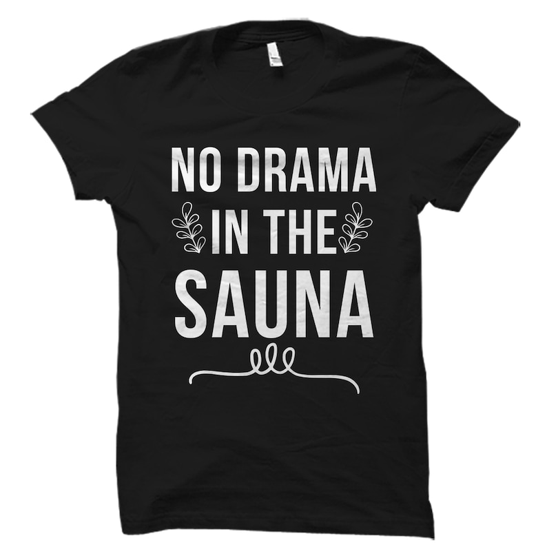K&ouml;nnte beinhalten: Schwarzes T-Shirt mit wei&szlig;em Text, der "No Drama in the Sauna" lautet, mit einem dekorativen Schn&ouml;rkel darunter.