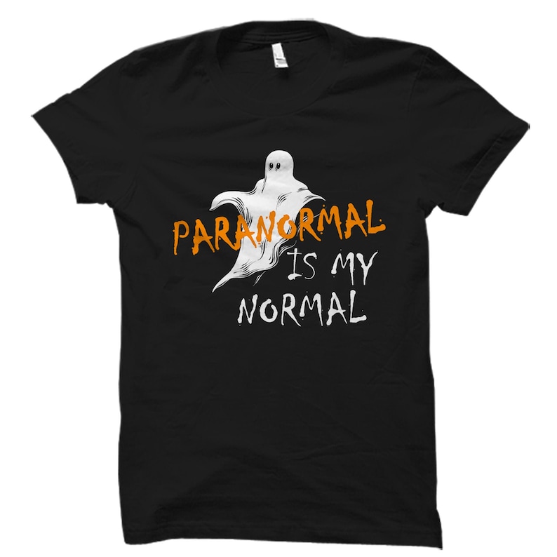 K&ouml;nnte beinhalten: Schwarzes T-Shirt mit einer orangefarbenen Grafik eines Geistes und dem Text "Paranormal is my normal".