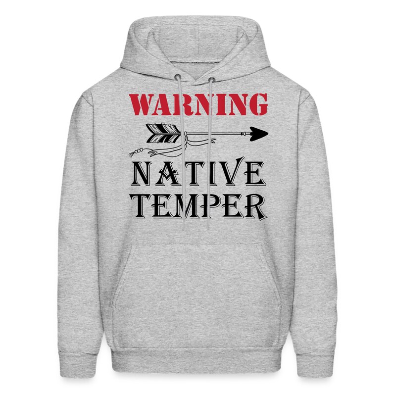 Puede incluir: Una sudadera con capucha gris con el texto "WARNING NATIVE TEMPER" en letras negras. Una flecha con un dise&ntilde;o de pluma apunta hacia la derecha.
