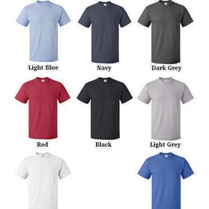 K&ouml;nnte beinhalten: Eine Auswahl an T-Shirt-Farben, darunter hellblau, marineblau, dunkelgrau, rot, schwarz, hellgrau, wei&szlig; und blau.