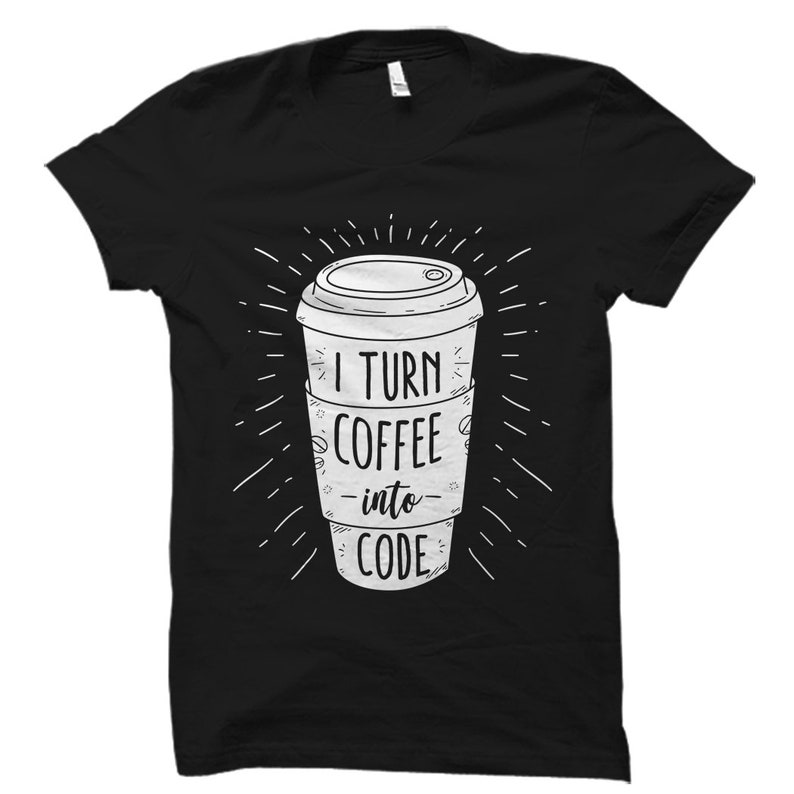 K&ouml;nnte beinhalten: Schwarzes T-Shirt mit einer wei&szlig;en Grafik einer Kaffeetasse und dem Text "I turn coffee into code".