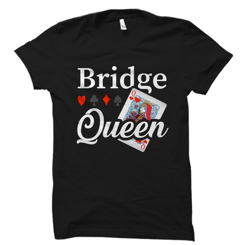 Puede incluir: Camiseta negra con el texto "Bridge Queen" en blanco. El dise&ntilde;o incluye una carta de juego con una reina de corazones.