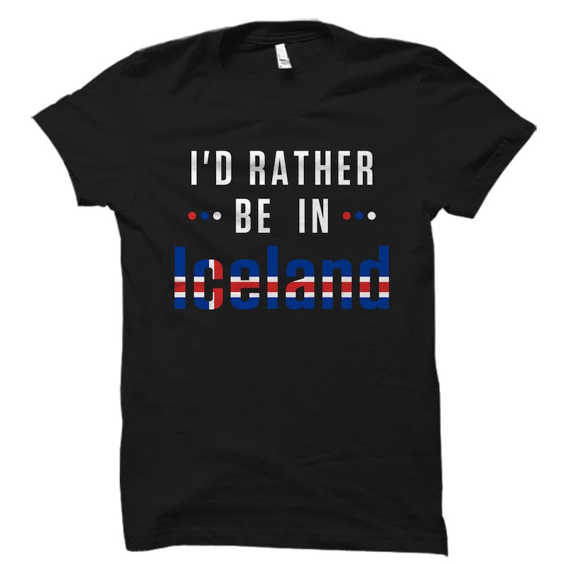 K&ouml;nnte beinhalten: Schwarzes T-Shirt mit dem Text "I'd rather be in... Iceland" in Wei&szlig;. Das Wort "Iceland" ist mit der isl&auml;ndischen Flagge &uuml;berlagert.