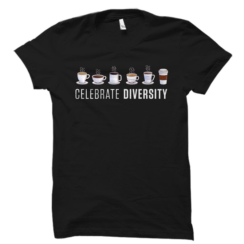 K&ouml;nnte beinhalten: Schwarzes T-Shirt mit einer wei&szlig;en Grafik von sechs verschiedenen Kaffeetassen und dem Text "Celebrate Diversity".