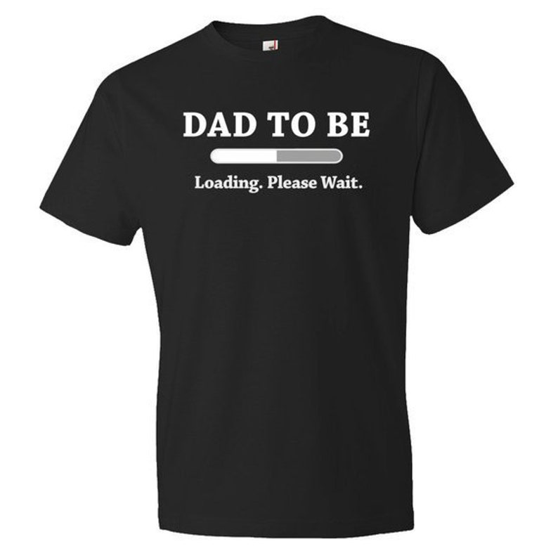 Puede incluir: Camiseta negra con texto blanco que dice "Dad to Be" y una barra de progreso que dice "Loading, Please Wait."