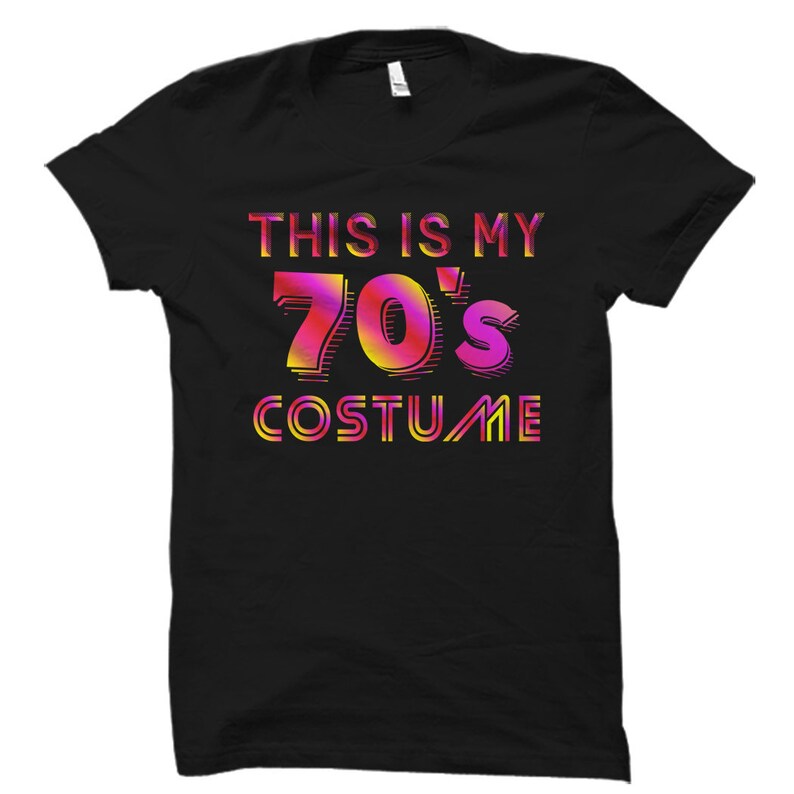 Puede incluir: Camiseta negra con el texto "This is my 70's Costume" en letras con degradado rosa y naranja.