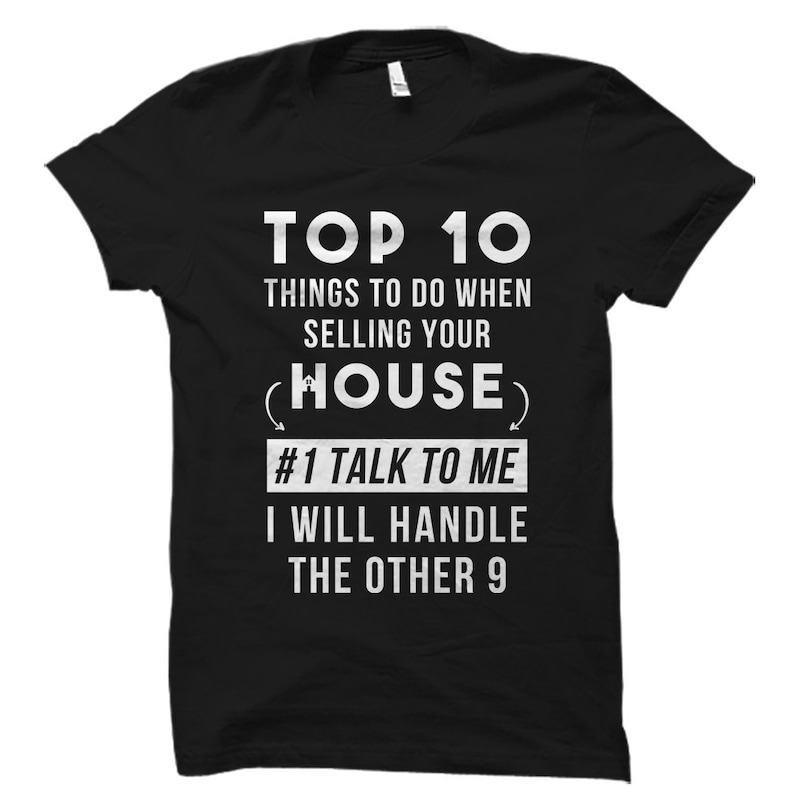 Op de afbeelding: Zwart T-shirt met witte tekst die luidt: "TOP 10 THINGS TO DO WHEN SELLING YOUR (HOUSE) #1 TALK TO ME I WILL HANDLE THE OTHER 9"