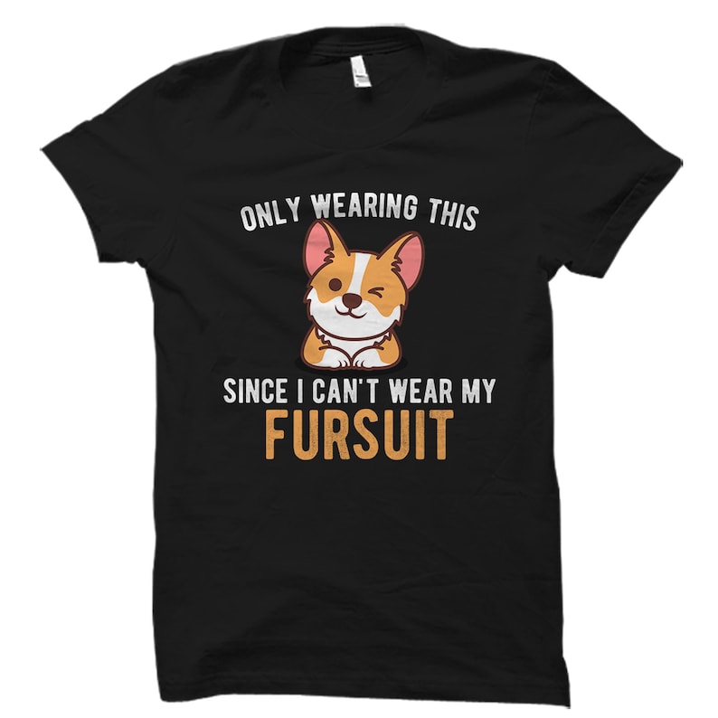 K&ouml;nnte beinhalten: Schwarzes T-Shirt mit einem Cartoon-Corgi, der ein Auge zuzwinkert, und dem Text "Ich trage nur das, weil ich meinen Pelzmantel nicht tragen kann."