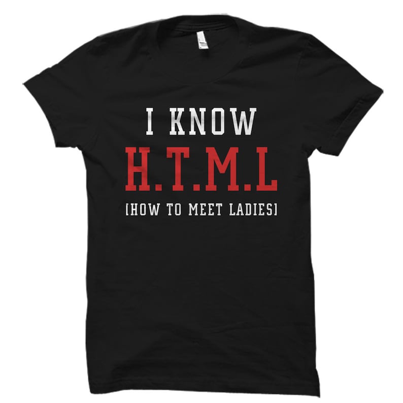 Puede incluir: Camiseta negra con texto blanco que dice "I know HTML (HOW TO MEET LADIES)".