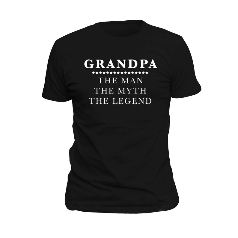 Puede incluir: Camiseta negra con texto blanco que dice "Grandpa The Man The Myth The Legend".