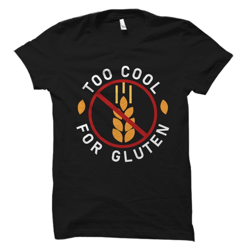 Puede incluir: Camiseta negra con un gr&aacute;fico blanco que dice "Too Cool For Gluten" con un c&iacute;rculo rojo y una espiga de trigo tachada.
