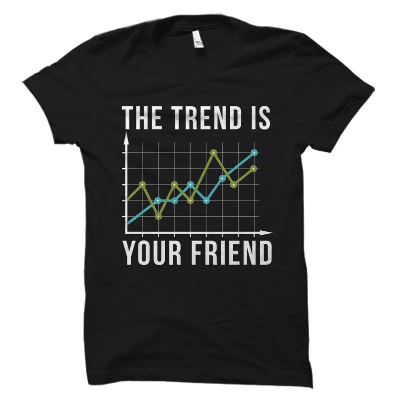 Op de afbeelding: Zwart T-shirt met een witte afbeelding van een lijndiagram met de tekst "The Trend Is Your Friend".