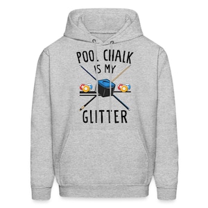 Puede incluir: Una sudadera con capucha gris con el texto "Pool Chalk Is My Glitter" en negro. El texto está rodeado por un gráfico de dos tacos de billar cruzados con un porta tiza y bolas de billar.