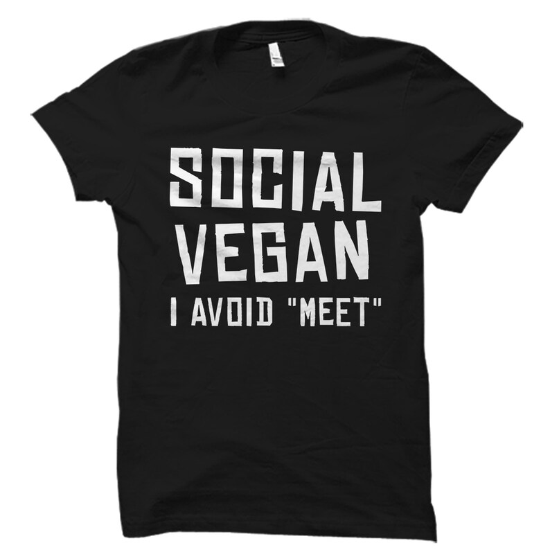 Puede incluir: Camiseta negra con texto blanco que dice "Social Vegan I Avoid "Meet""