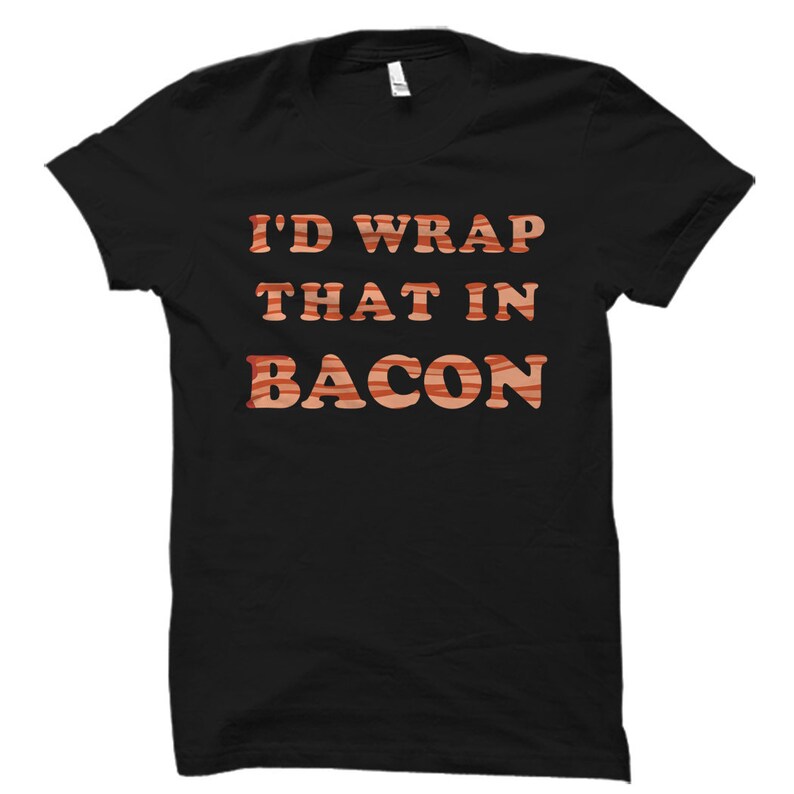 K&ouml;nnte beinhalten: Schwarzes T-Shirt mit dem Text "I'd wrap that in bacon" in orangefarbenen Buchstaben.