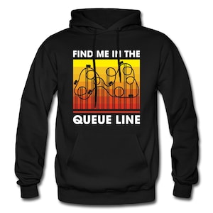 Puede incluir: Sudadera con capucha negra con un gráfico de una montaña rusa y el texto "Find me in the queue line".