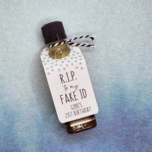 Pu&ograve; includere: Una piccola bottiglia di liquore con un'etichetta bianca attaccata. L'etichetta ha un testo nero che dice "R.I.P. to my FAKE ID Gino's 21st Birthday".