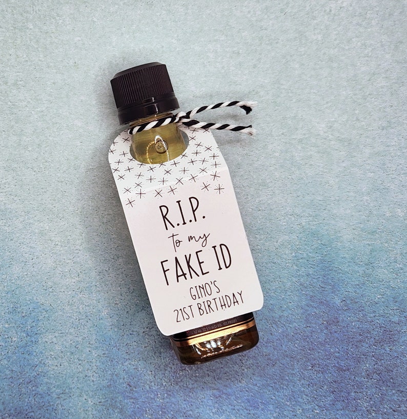 Pu&ograve; includere: Una piccola bottiglia di liquore con un'etichetta bianca attaccata. L'etichetta ha un testo nero che dice "R.I.P. to my FAKE ID Gino's 21st Birthday".