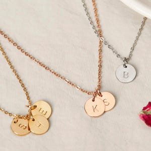 Collar con inicial personalizado, colgante personalizado, regalo de joyería para abuela, regalo para nueva mamá, joyería única hecha a mano, regalo para mamá