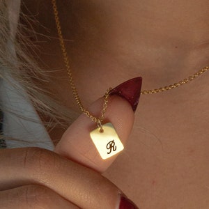 Delicado collar con etiqueta inicial para sus regalos de cumpleaños, joyería personalizada hecha a mano para su regalo de aniversario, collar grabado personalizado