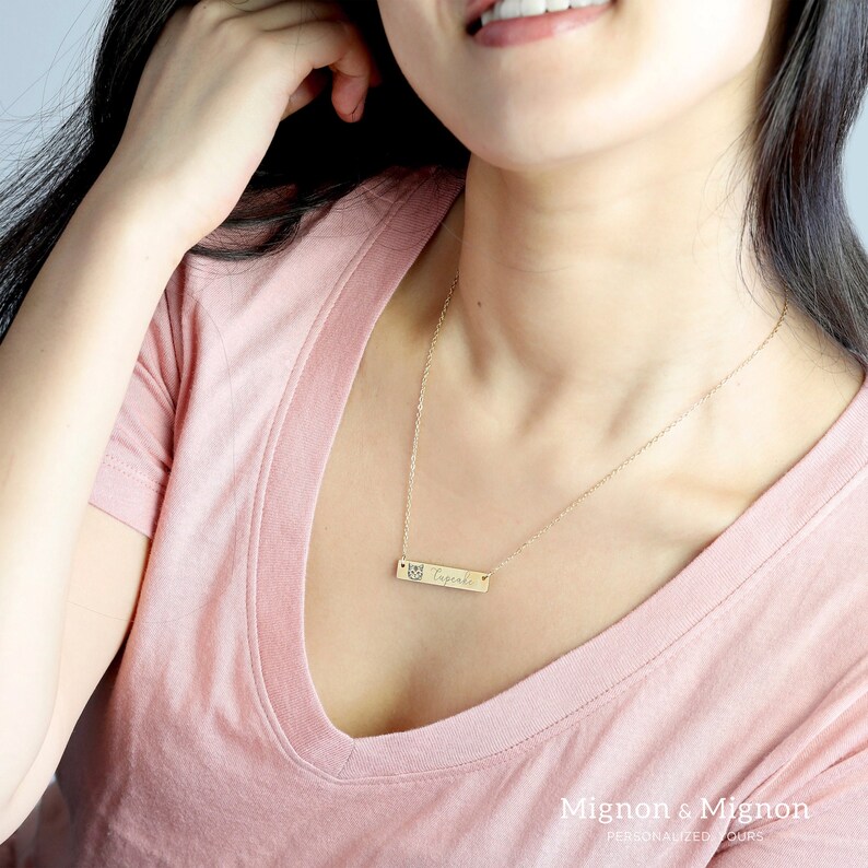 Custom pet portrait bar necklaces with pet names, available in gold, silver, or rose gold. A thoughtful gift for pet lovers and a beautiful way to keep cherished pets close. Ideal for personalized jewelry, memorial gifts, or cat and dog moms