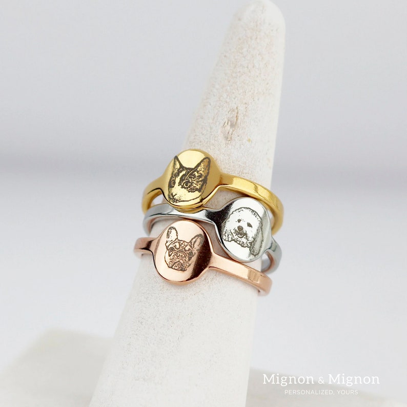 Custom pet portrait ring with engraved pet face on a round signet, available in gold. A meaningful gift for pet lovers and owners, celebrating the bond with their pets. Ideal as a statement or personalized gift for her, pet mom, or memorial keepsake.