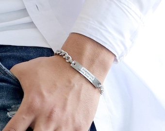 Puede incluir: Un brazalete de cadena de plata con una etiqueta rectangular de plata que dice "STRENGTH comes from within".