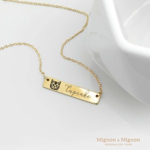 Custom pet portrait bar necklaces with pet names, available in gold, silver, or rose gold. A thoughtful gift for pet lovers and a beautiful way to keep cherished pets close. Ideal for personalized jewelry, memorial gifts, or cat and dog moms