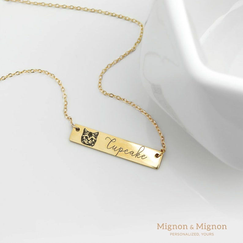 Custom pet portrait bar necklaces with pet names, available in gold, silver, or rose gold. A thoughtful gift for pet lovers and a beautiful way to keep cherished pets close. Ideal for personalized jewelry, memorial gifts, or cat and dog moms