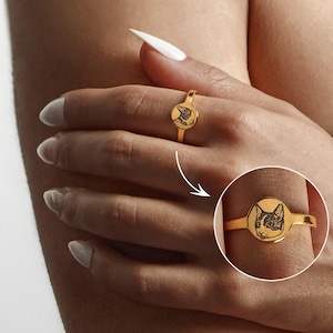 Custom pet portrait ring with engraved pet face on a round signet, available in gold. A meaningful gift for pet lovers and owners, celebrating the bond with their pets. Ideal as a statement or personalized gift for her, pet mom, or memorial keepsake.