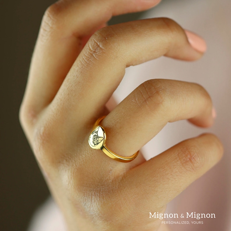 Custom pet portrait ring with engraved pet face on a round signet, available in gold. A meaningful gift for pet lovers and owners, celebrating the bond with their pets. Ideal as a statement or personalized gift for her, pet mom, or memorial keepsake.
