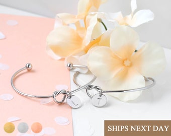 Personalisiertes Initial Armband für Frauen • Armreif • Personalisiertes Zierliches Charm Armband unter 20 • Blumen Mädchen Brautjungfern Armband -KBR