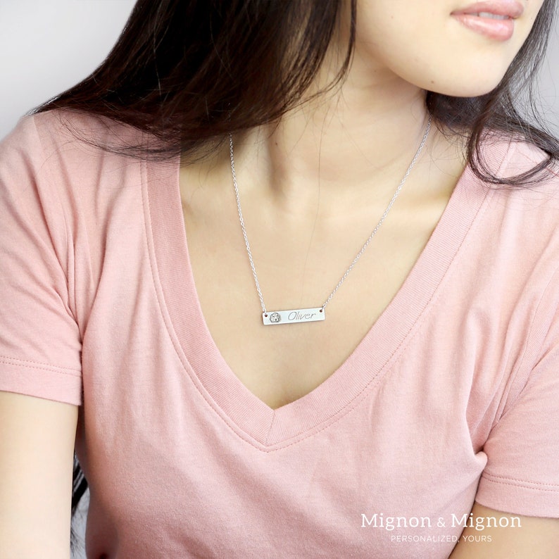 Custom pet portrait bar necklaces with pet names, available in gold, silver, or rose gold. A thoughtful gift for pet lovers and a beautiful way to keep cherished pets close. Ideal for personalized jewelry, memorial gifts, or cat and dog moms