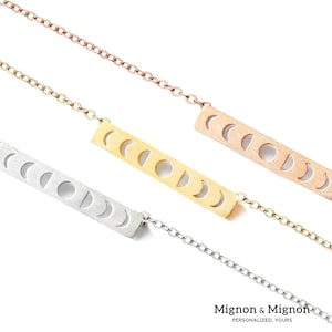 Pode incluir: Tr&ecirc;s colares delicados com um pingente de barra com um design de lua crescente. Os colares est&atilde;o dispon&iacute;veis em prata, ouro e ouro rosa.