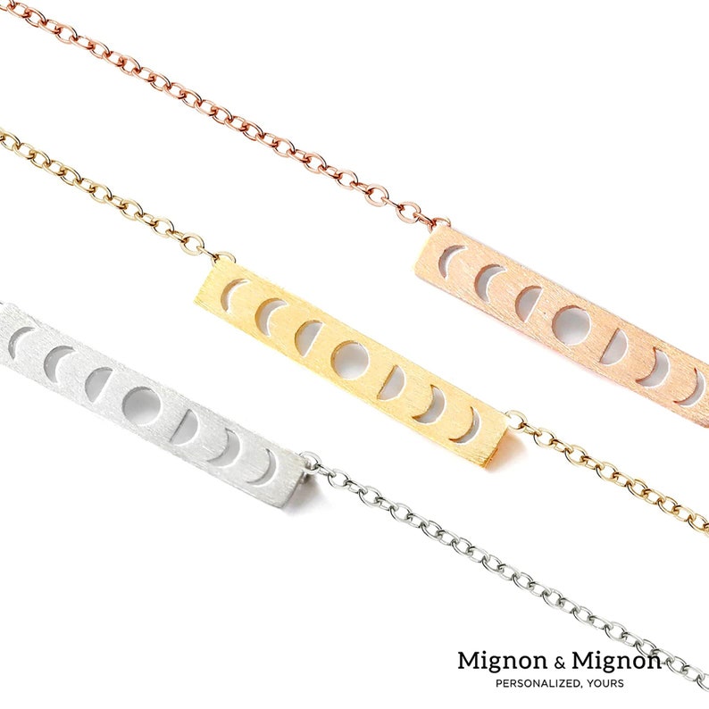 Pode incluir: Tr&ecirc;s colares delicados com um pingente de barra com um design de lua crescente. Os colares est&atilde;o dispon&iacute;veis em prata, ouro e ouro rosa.