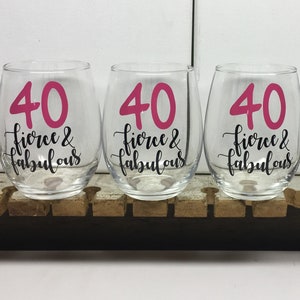 Può includere: Sei bicchieri da vino in vetro trasparente con lettere in vinile rosa e nero che recitano "40 fierce & fabulous".
