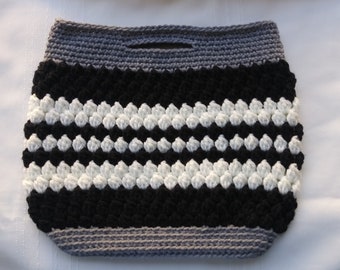 crochet notebook clutch, crochet handbag,crochet notebook bag,black and white clutch,crochet purse,black and white handle bag,top handle bag