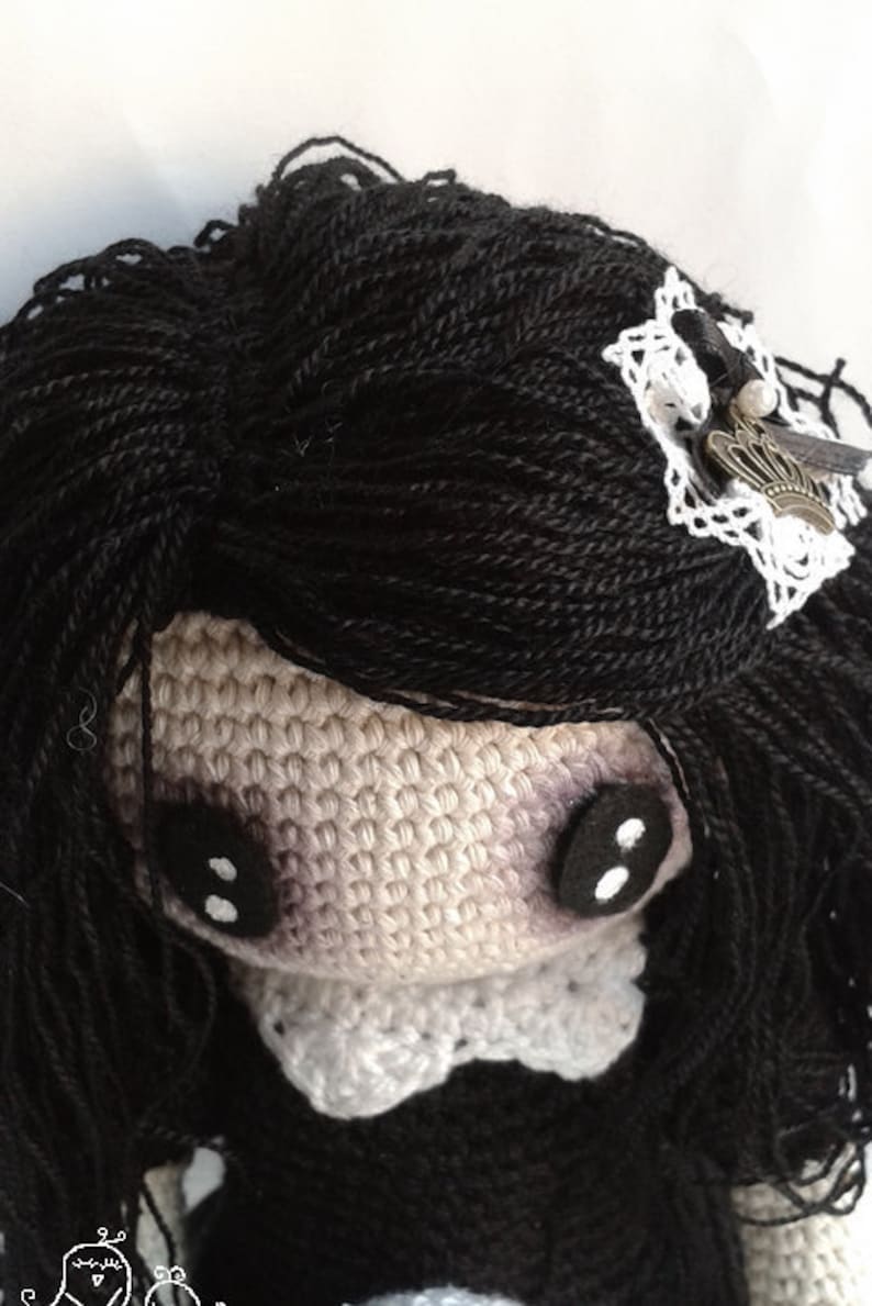 Pattern GOTHIC LOLITA with voodoo doll. PDF instructions for making this creepy cursed inspired crochet doll amigurumi. Halloween doll deco image 4