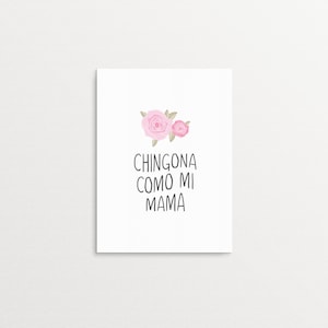 Op de afbeelding: Een witte kaart met twee roze rozen en de tekst "CHINGONA COMO MI MAMA" in zwart.