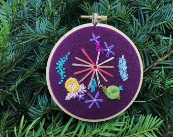 Little blooms embroidered hoop / floral embroidery