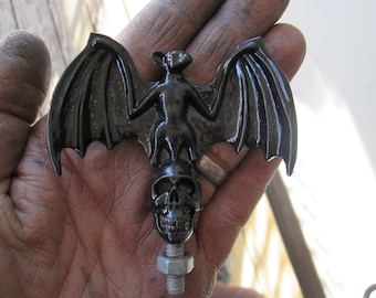 Schwarze Vampir-Fledermaus auf einem Schädel, Hotrod, Ratrod, Kühlerfigur